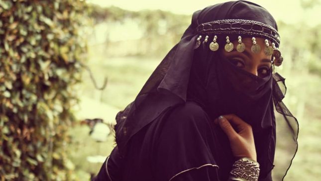 ممثلة إباحية تائبة تكشف المستور بشأن ما يحاك “ضد الإسلام” في عالم التعري