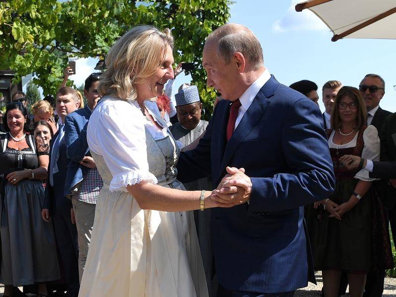 بوتين يرقص مع وزيرة خارجية النمسا في زفافها!