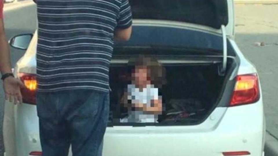 أب يضع ابنته داخل صندوق السيارة بسبب "شقاوتها" بالكويت