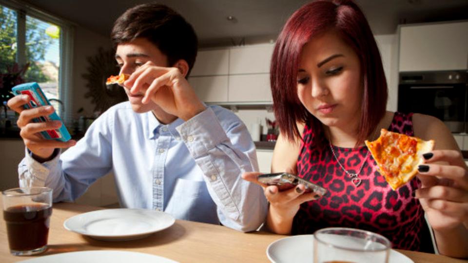 احذر من استخدام هاتفك أثناء تناول الطعام.. لهذا السبب