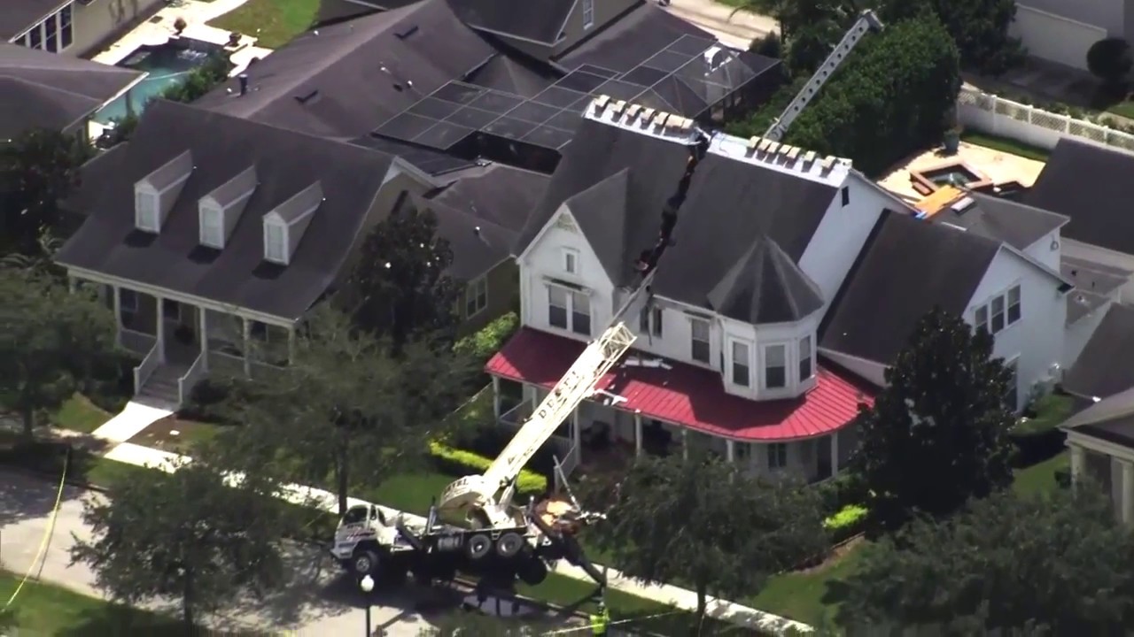 Crane falls Splitting Florida House In Half - Crane Plus