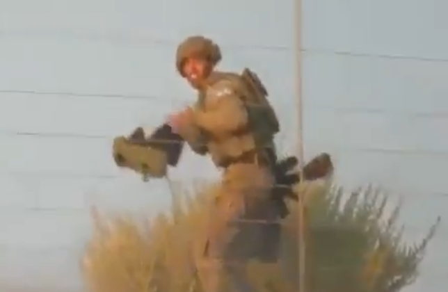 لحظة هروب جندي إسرائيلي بعد إصابته