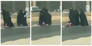 شاهدوا.. "معركة شرسة" بين نساء متسوّلات في شوارع السعودية!