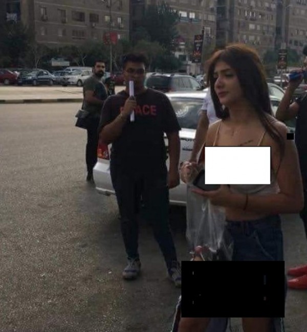 شابة تشكّل صدمة في شوراع مصر بتجولها شبه عارية بحمالة صدر
