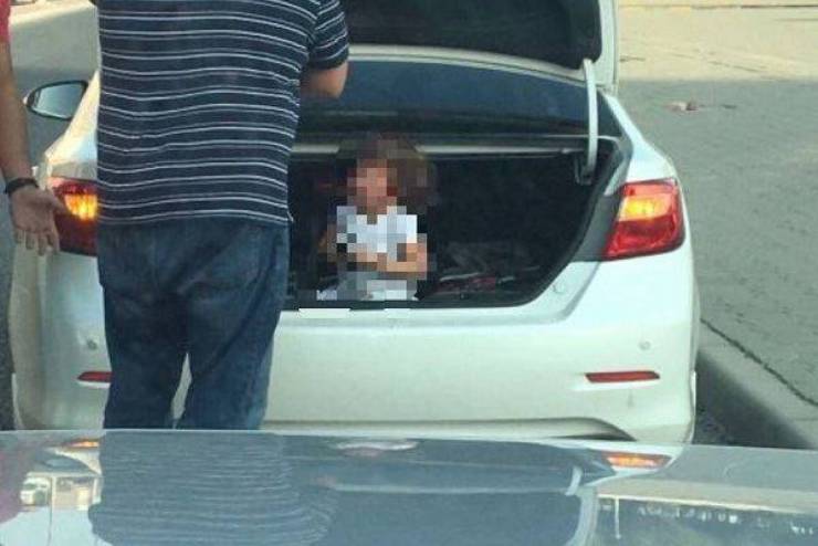 في الكويت.. إحتجز طفلته في صندوق سيارته لسبب مستفز