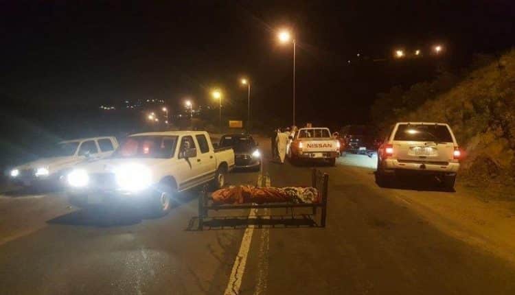الشرطة تكشف تفاصيل العثور على جثة ملفوفة في بطانية على سرير وسط الطريق