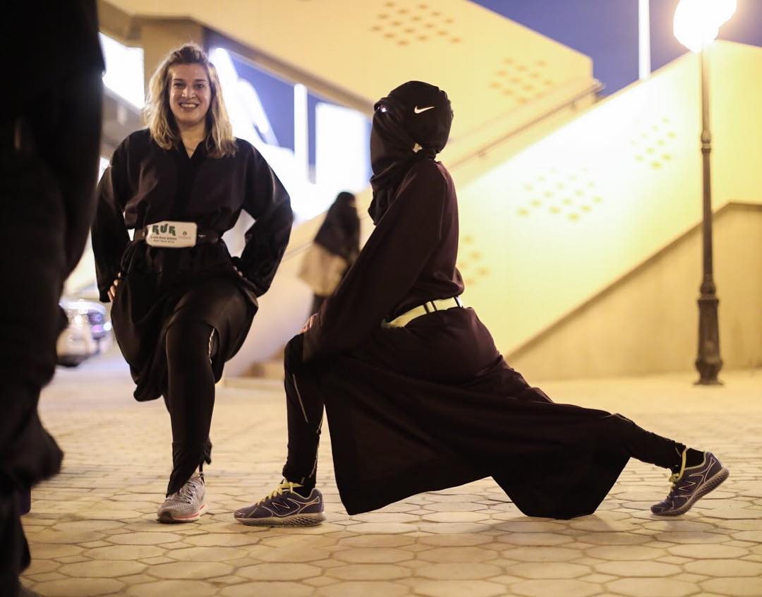بالصور .. أول فريق نسائي جريًا بألبسة غير تقليدية يطوف شوارع الرياض