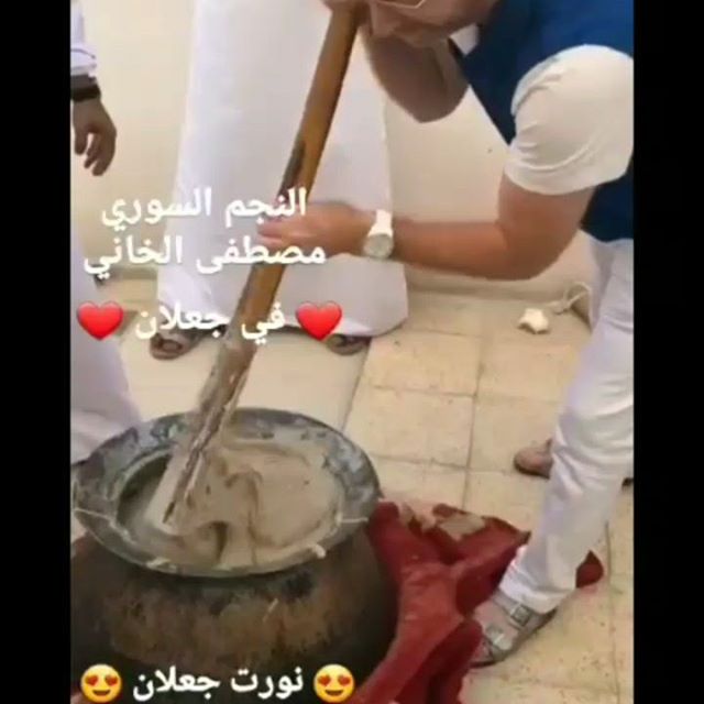 مصطفى الخاني من التمثيل إلى الطبخ... شاهدوا براعته وهو يحضر وجبة "العرسية"!