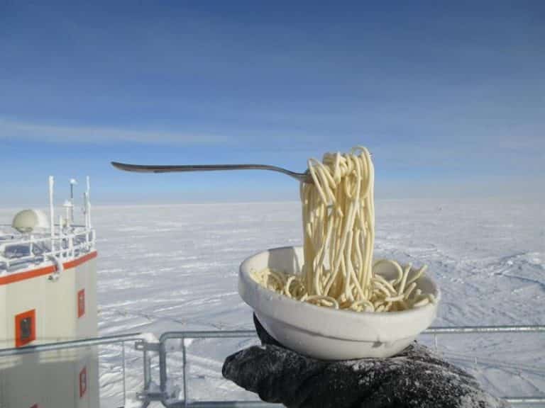 شاهد تجربة باحثان.. كيف تتجمد الأطعمة في القطب الجنوبي فوراً أثناء تحضيرها ؟