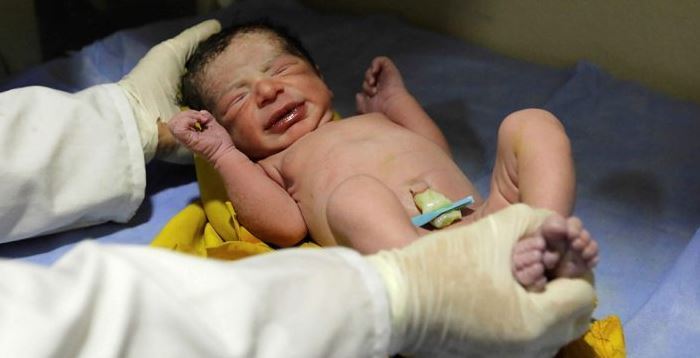 مصري يعثر على طفلة حديثة الولادة في صندوق قمامة.. ويكتشف أنها قريبته!