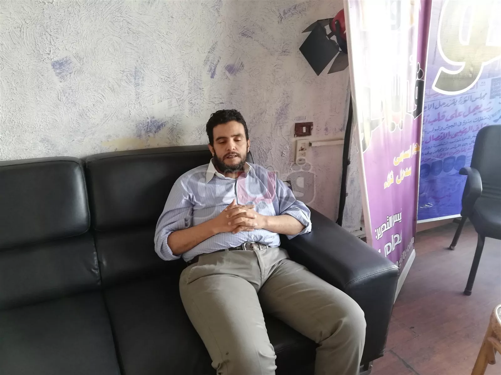 صرخة رجل خلعته زوجته بعد مرضه واتهمته بالعجز : كانت بترمي الأكل في الزبالة وما تأكلنيش .. والست مش دايما مظلومة