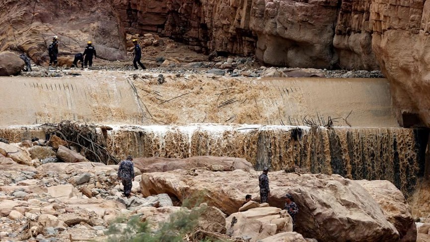 شاهدوا صورة أخيرة للأطفال ضحايا السيول في الأردن قبل غرق حافلتهم