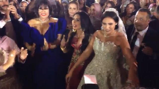شاهدوا فيفي عبده ودينا تتنافسان على الرقص في حفلة زفاف ابنة خالد عجاج
