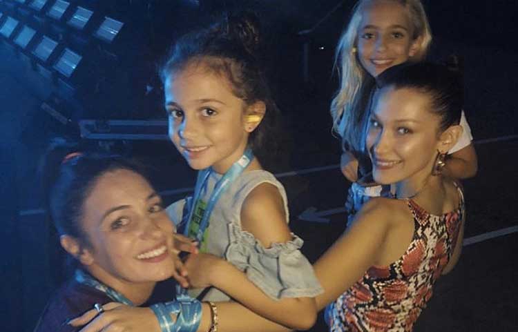 بيلا حديد مع بنات عمها في دبي