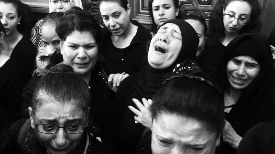 صورة مفجعة لمحجبة مسلمة بجنازة أقباط المنيا تلفت المغردين