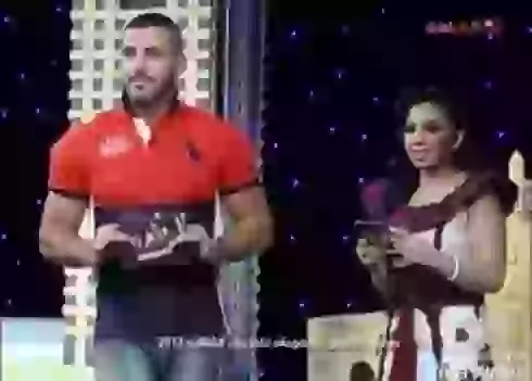 شاهدوا ملامح مذيعة كويتية تجاه زميلها في برنامج مسابقات تحقق آلاف التعليقات بين معجب وساخر