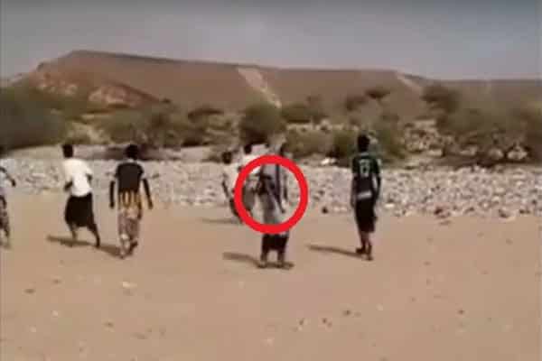 شاهد لأول مرة.. حكم يمني يطلق الرصاص بدلاً من الصافرة في مباراة كرة قدم