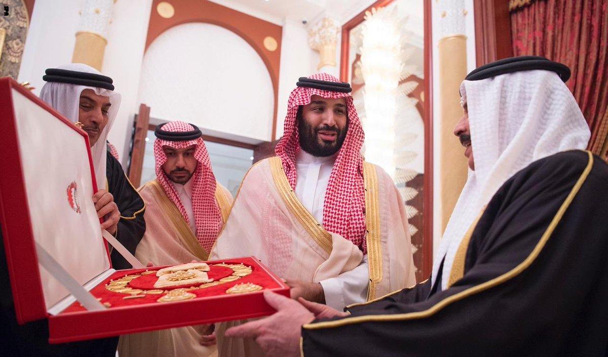 ملك البحرين يمنح ولي العهد السعودي وسام الشيخ عيسى