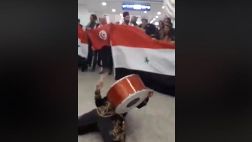 شاهدوا.. استقبال حافل لأول طائرة سوريّة تحط في تونس منذ سنوات!