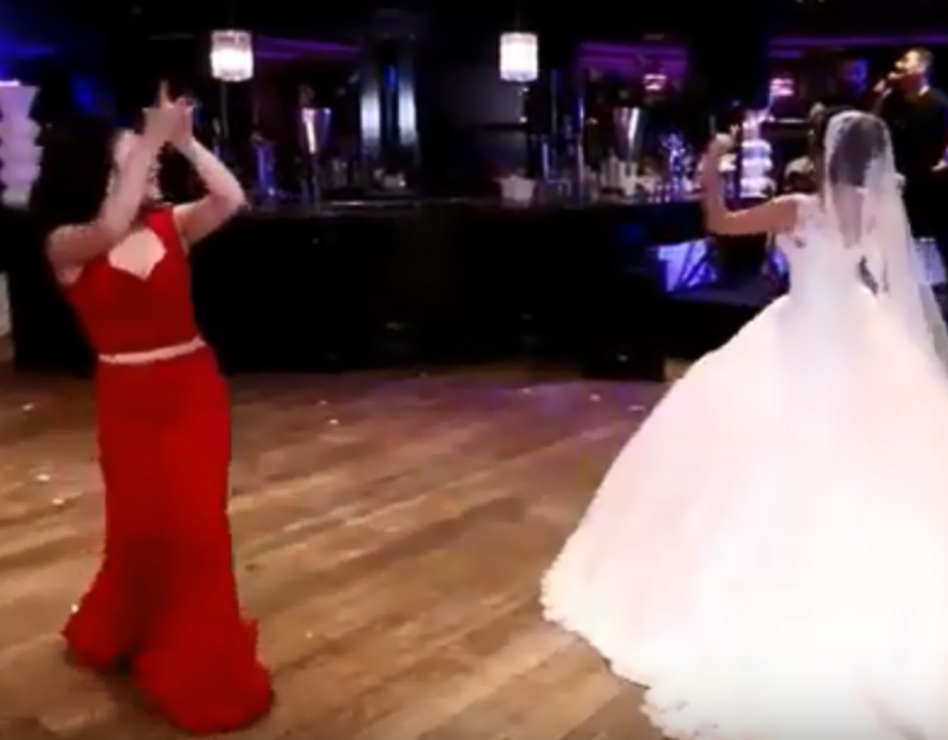 شاهدوا.. عروس تشعل زفافها بتحد راقص مع صديقاتها