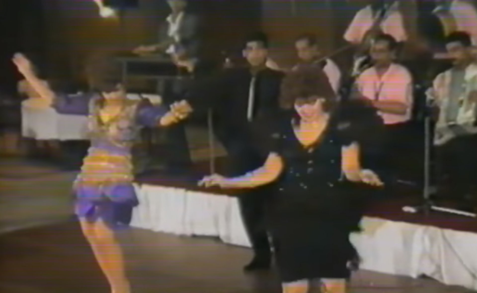 فيديو من الذاكرة - شريهان وصابرين وسيمون يرقصن في زفاف ابنة ميمي جمال