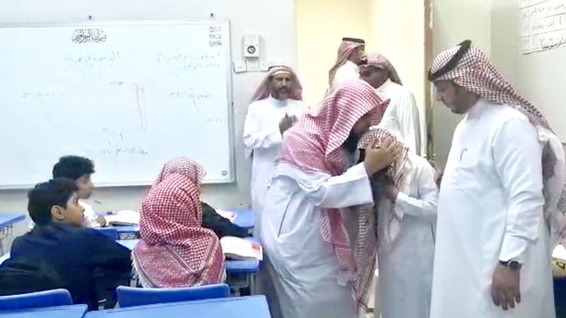 مشهد مؤثر.. طالب يتيم بجازان يجهش بالبكاء أثناء درس عن “فضل الأم”