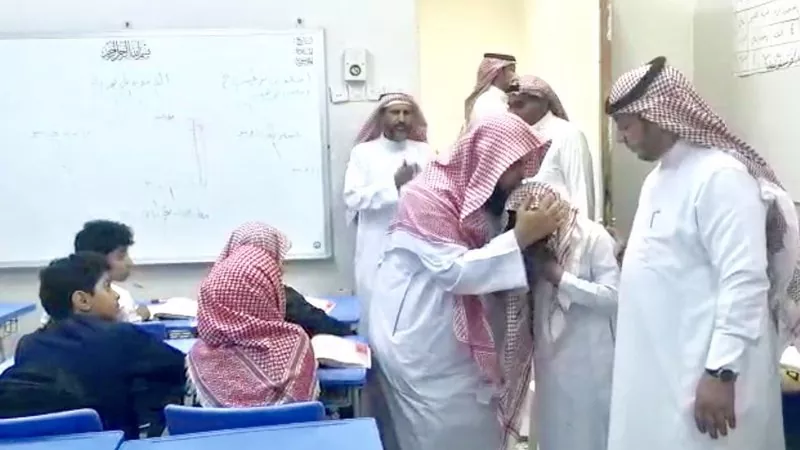 مشهد مؤثر.. طالب يتيم بجازان يجهش بالبكاء أثناء درس عن “فضل الأم”