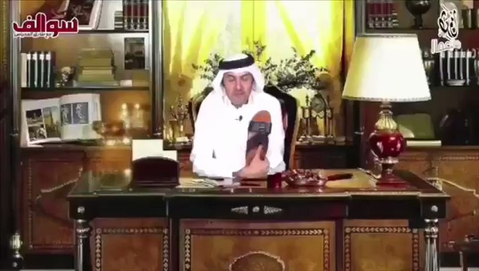 إعلامي إماراتي يقبل حذاء محمد بن زايد على الهواء