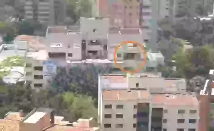 شاهد في كولومبيا.. ظهور كائن أبيض غريب ذو سرعة عالية داخل قصر قبل هدمه بثوان