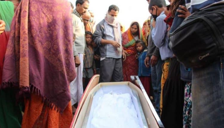 أسرة هندية انتظرت وصول جثة ابنها المتوفى في السعودية.. وكانت المفاجأة عند فتح التابوت
