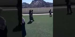 شاهد: طالب ابتدائي يحمل زميله الكفيف ليلعب الكرة بحائل