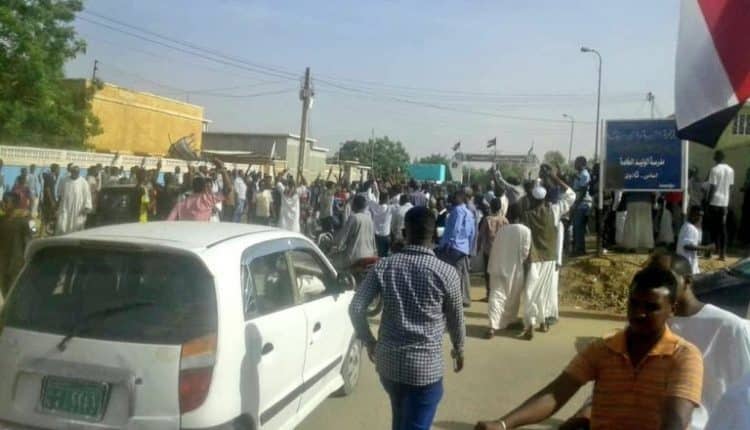 شاهد.. احتفال السودانيين بتنحي البشير عن حكم السودان