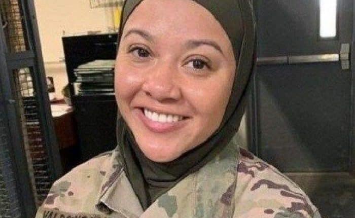 مسلمة تقاضي الجيش الأمريكي بعد إجبارها على خلع حجابها!