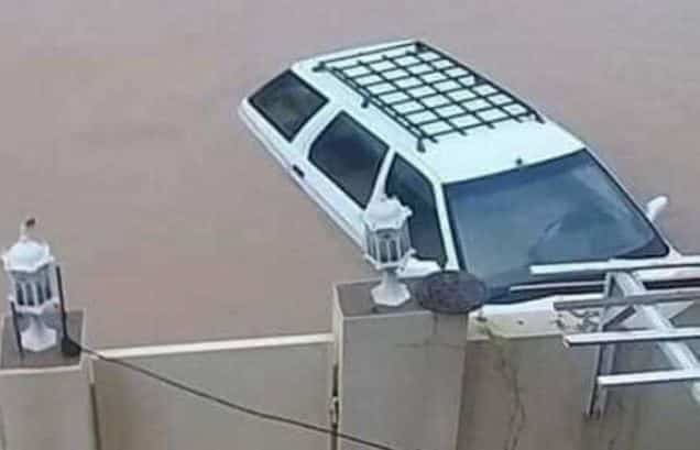 شاهد سائق عراقي يقتحم السيول بسيارته لإنقاذ شخصين.. فماذا حدث!