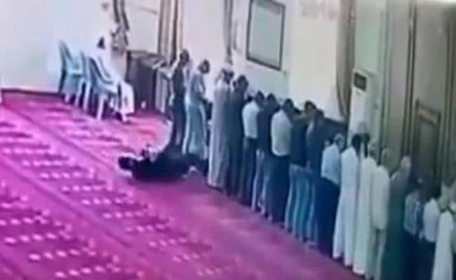 شاهدوا.. لحظة وفاة شاب أردني صائماً أثناء صلاته مع الجماعة في مسجد بعمّان