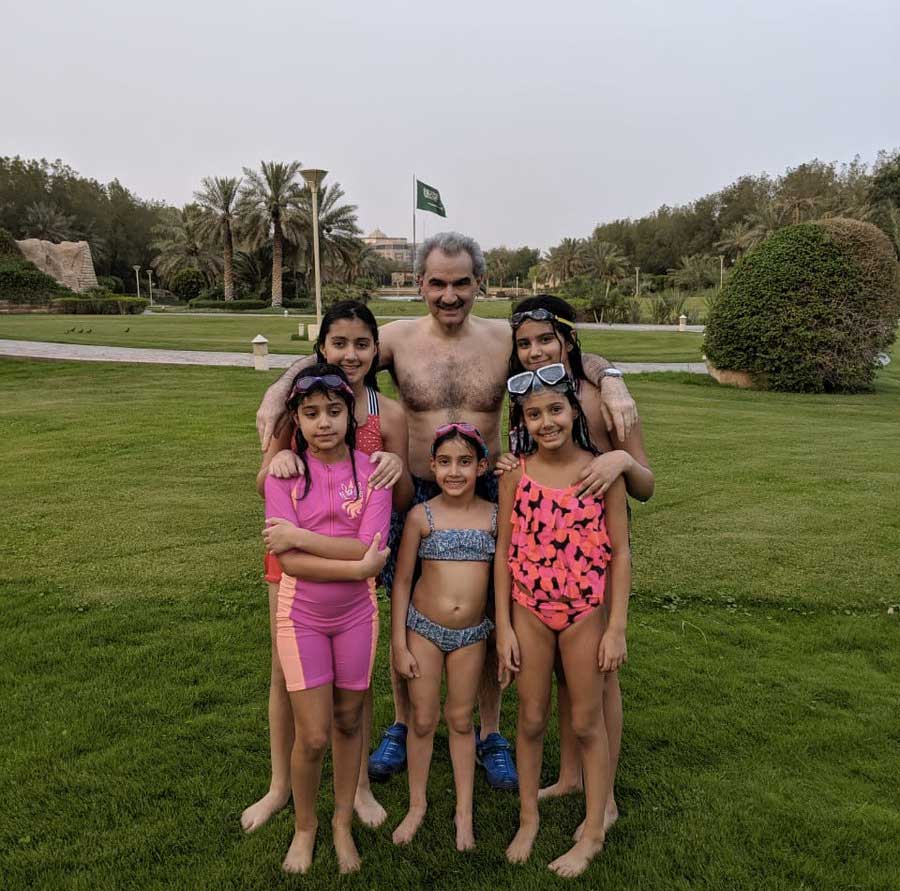 الوليد بن طلال مع حفيداته