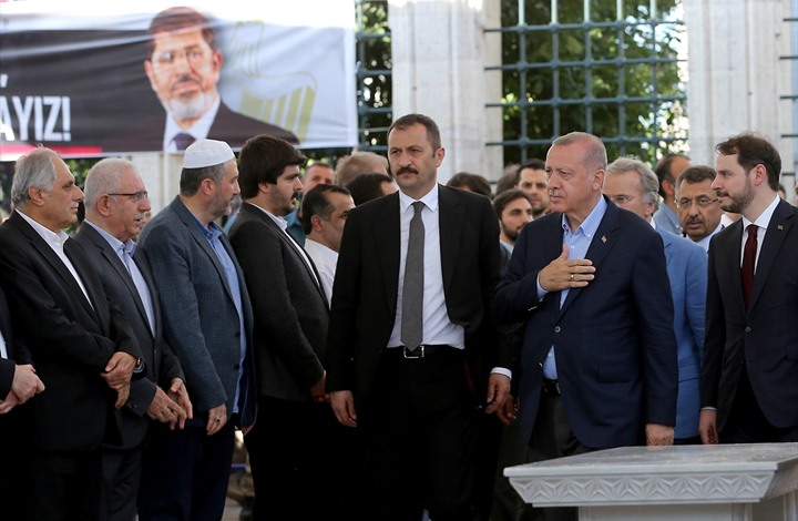 اردوغان يؤدي صلاة الغائب على مرسي