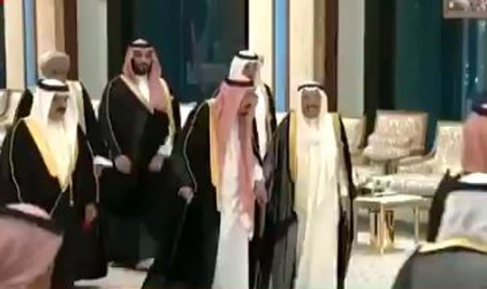 شاهد: ردة فعل ولي العهد عندما لمح رئيس وزراء قطر بجانبه