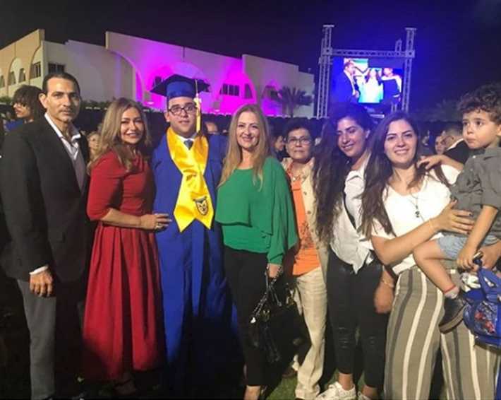 ليلى علوي تحتفل بتخرج ابنها خالد