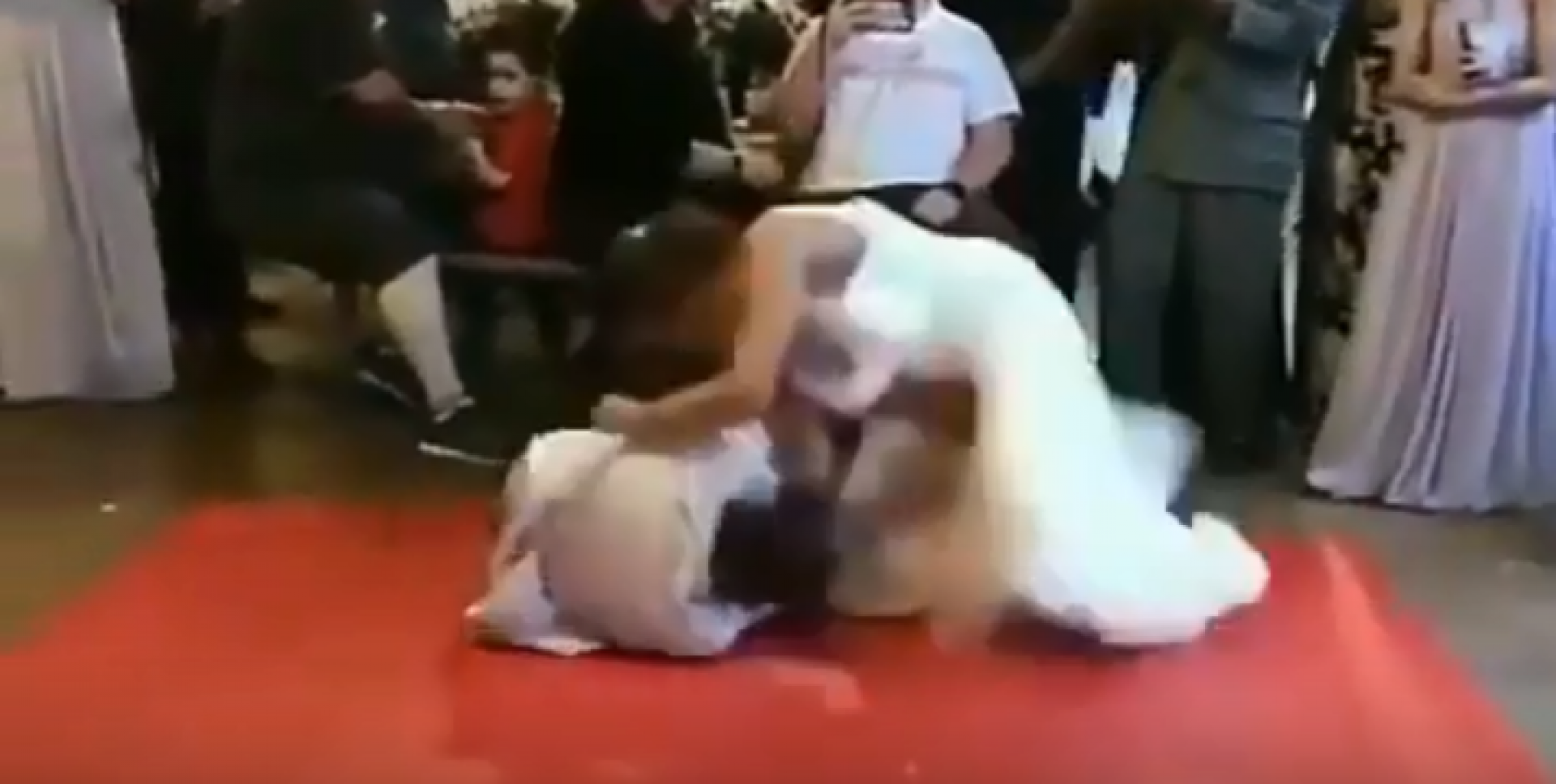 عروس تصرع عريسها أرضاً في حفل الزفاف