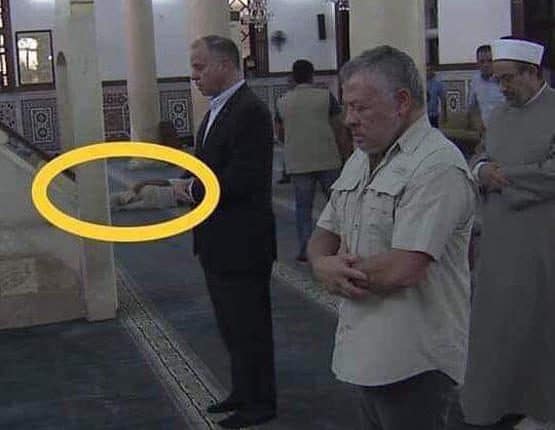 شخص نائم بالمسجد خلال زيارة ملك الأردن يشغل الرأي العام