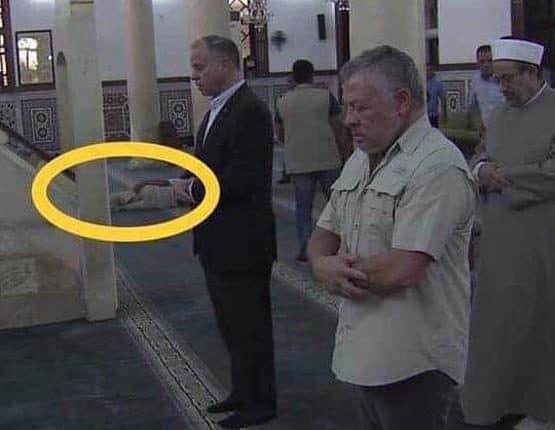 شخص نائم بالمسجد خلال زيارة ملك الأردن يشغل الرأي العام
