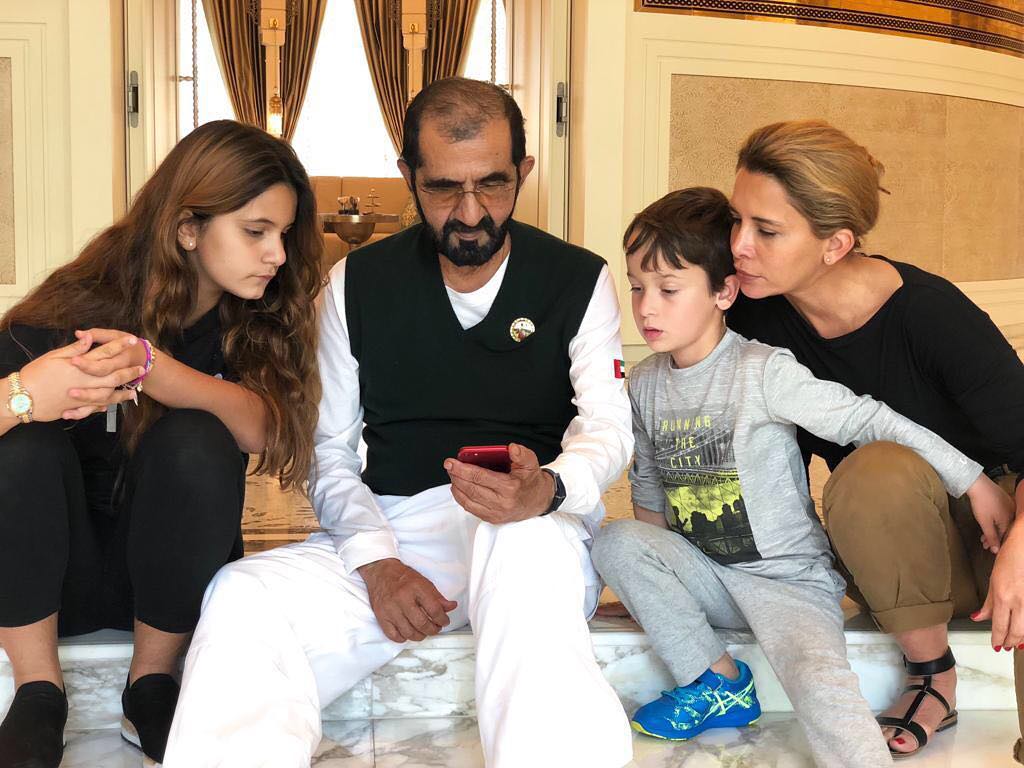 الشيخ محمد بن راشد والاميرة هيا بنت الحسين مع اولادهما