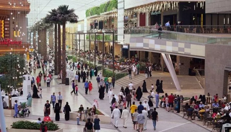 شاهد وجوههن وكانت الصدمة.. كويتي يصادف فتاتين تتجولان مع شابين داخل مجمع تجاري!