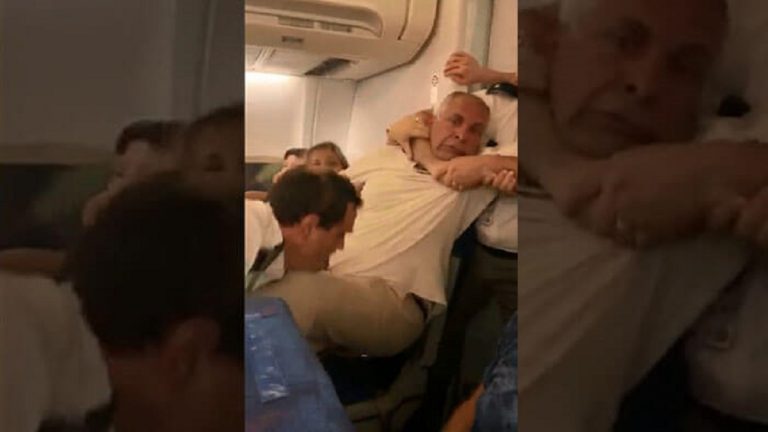 المواطن المصري حسن سلامة اثناء اخراجه من الطائرة