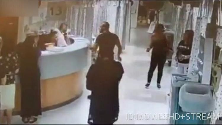 شاهدوا.. شاب عربي يعتدي على موظف ورجل أمن داخل مستشفى إسرائيلي