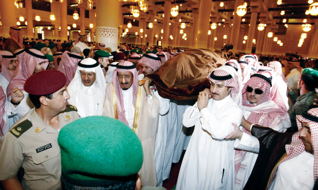 Riyadh Governor Prince Salman and other family members carry the body of Crown Prince Sultan after the funeral prayer in Riyadh