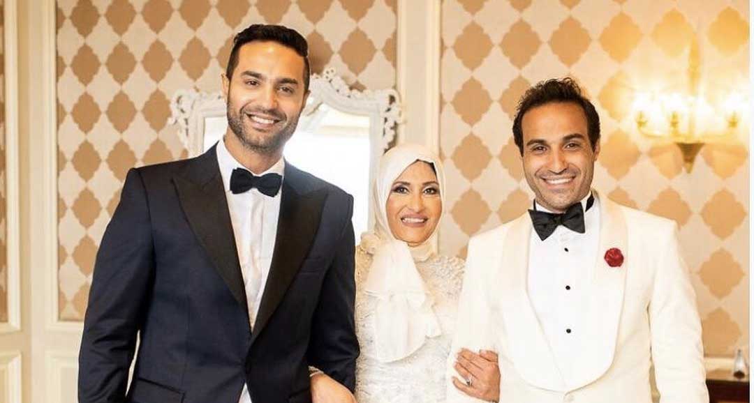 كريم واحمد فهمي مع والدتيهما