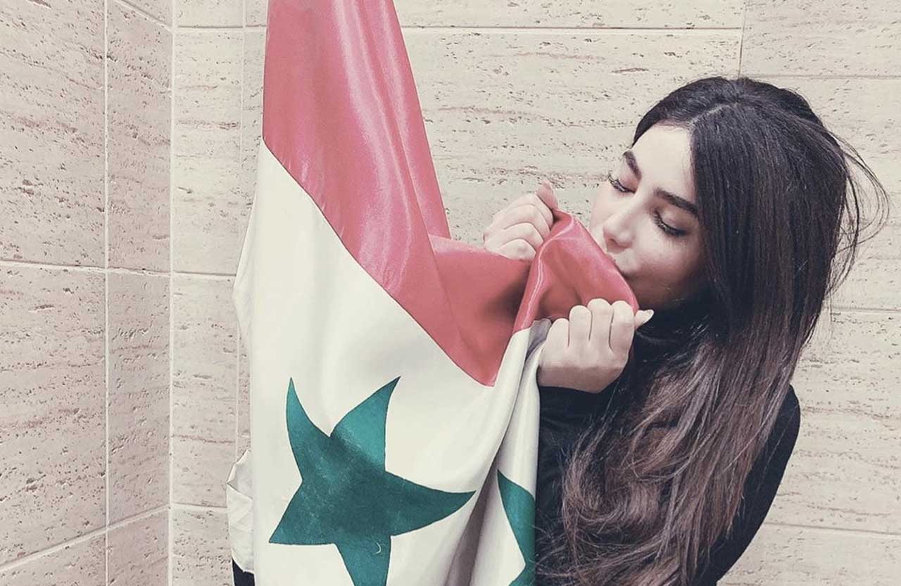 انجي خوري تقبل العلم السوري