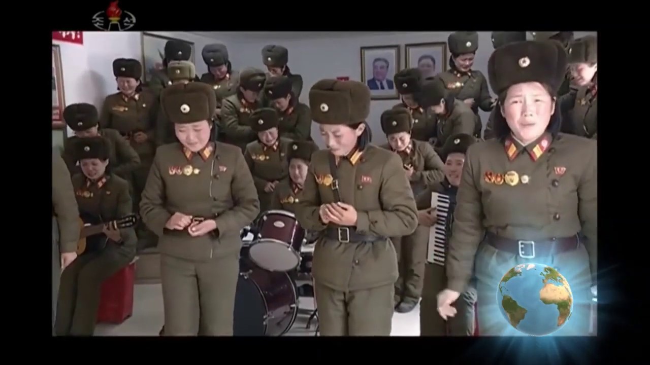 الزعيم الكوري كيم جونغ مع فرقة عسكرية نسائية